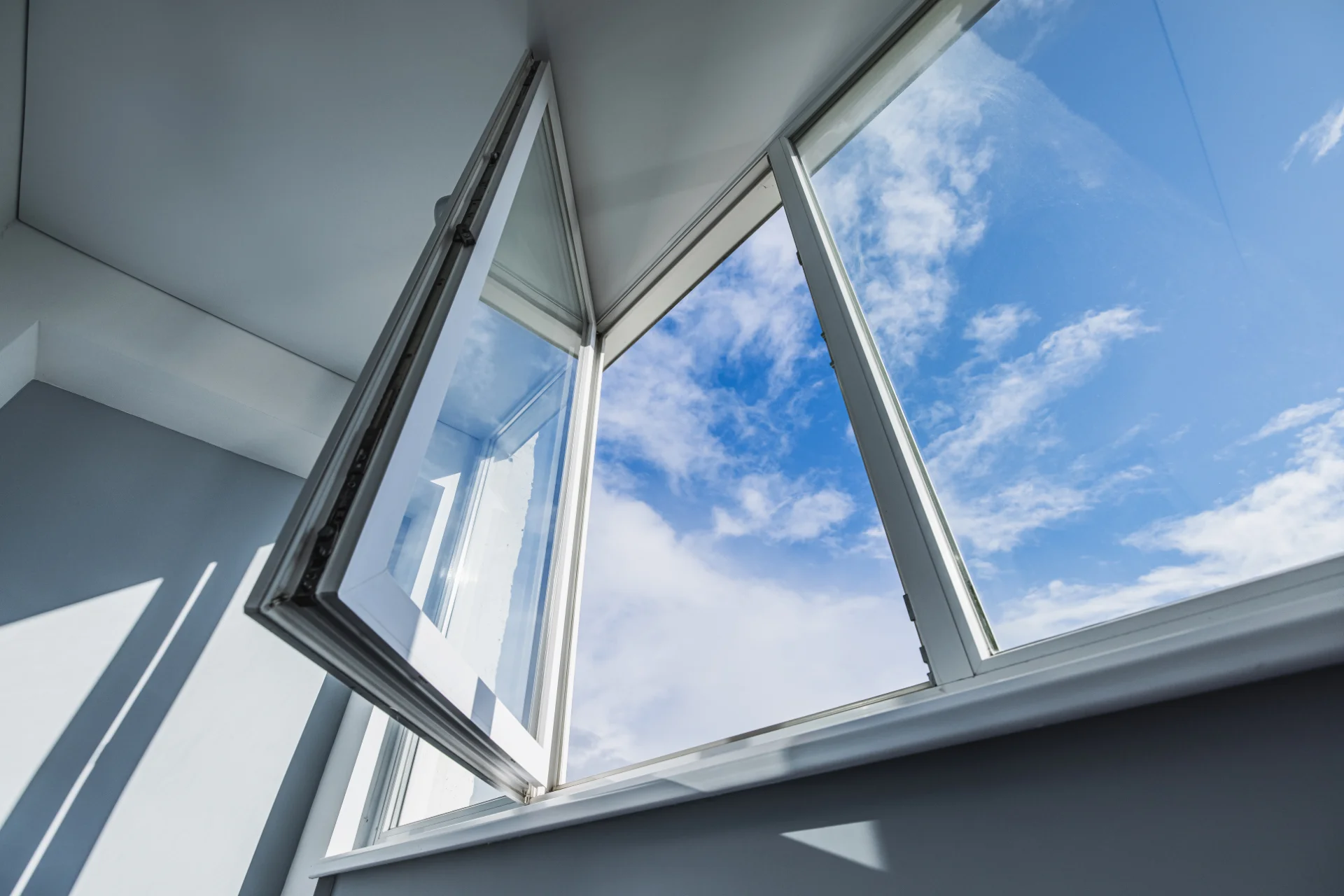 VLX 80 Casement Window in Boynton Beach, FL | TruePane Windows & Doors - detail 1